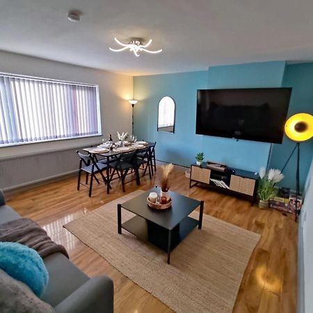 Comfortable 3 Bedrooms Leeds Beach House - Ideal For Family And Contractors - Free Parking For 2 Cars المظهر الخارجي الصورة