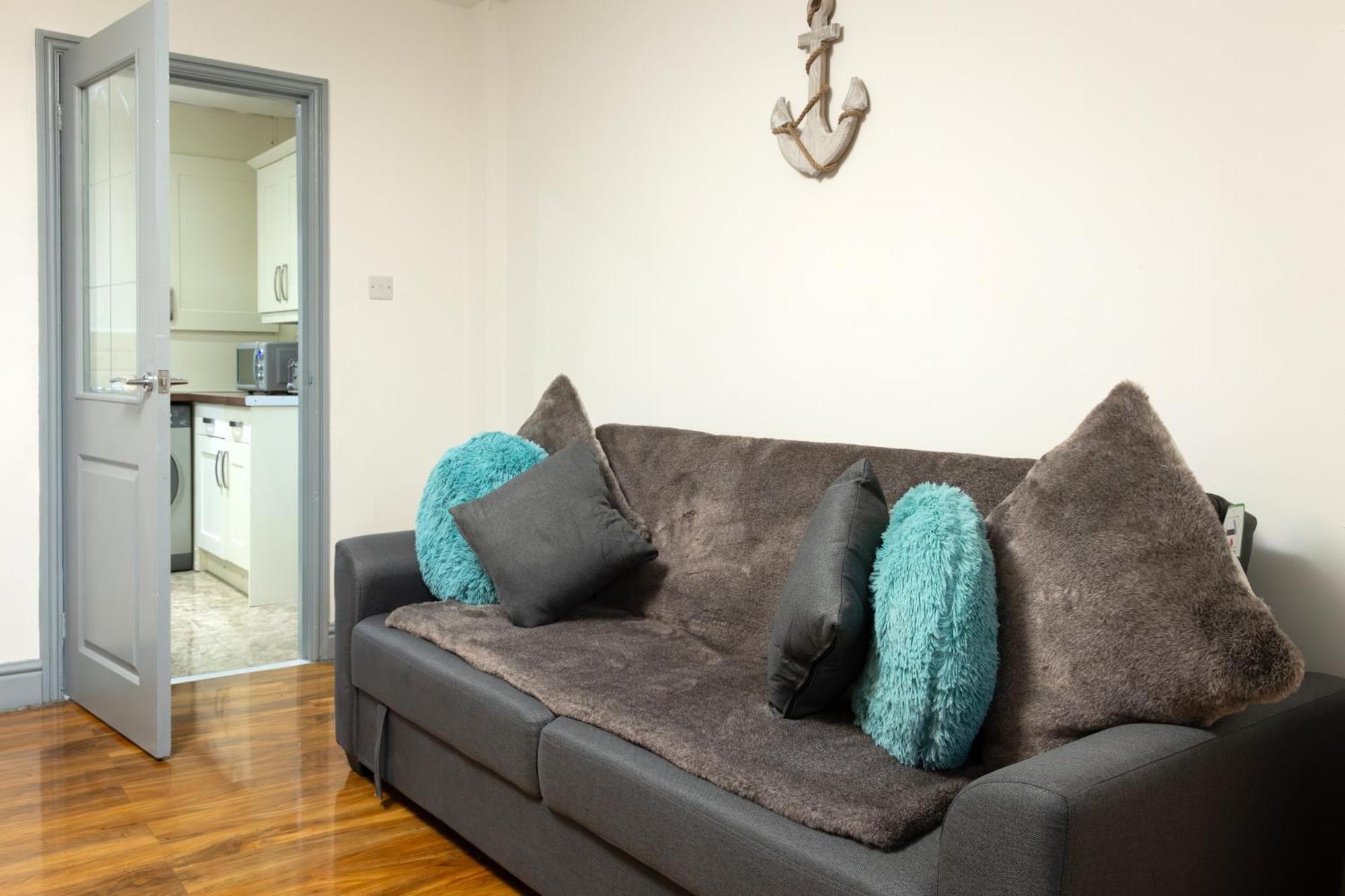Comfortable 3 Bedrooms Leeds Beach House - Ideal For Family And Contractors - Free Parking For 2 Cars المظهر الخارجي الصورة