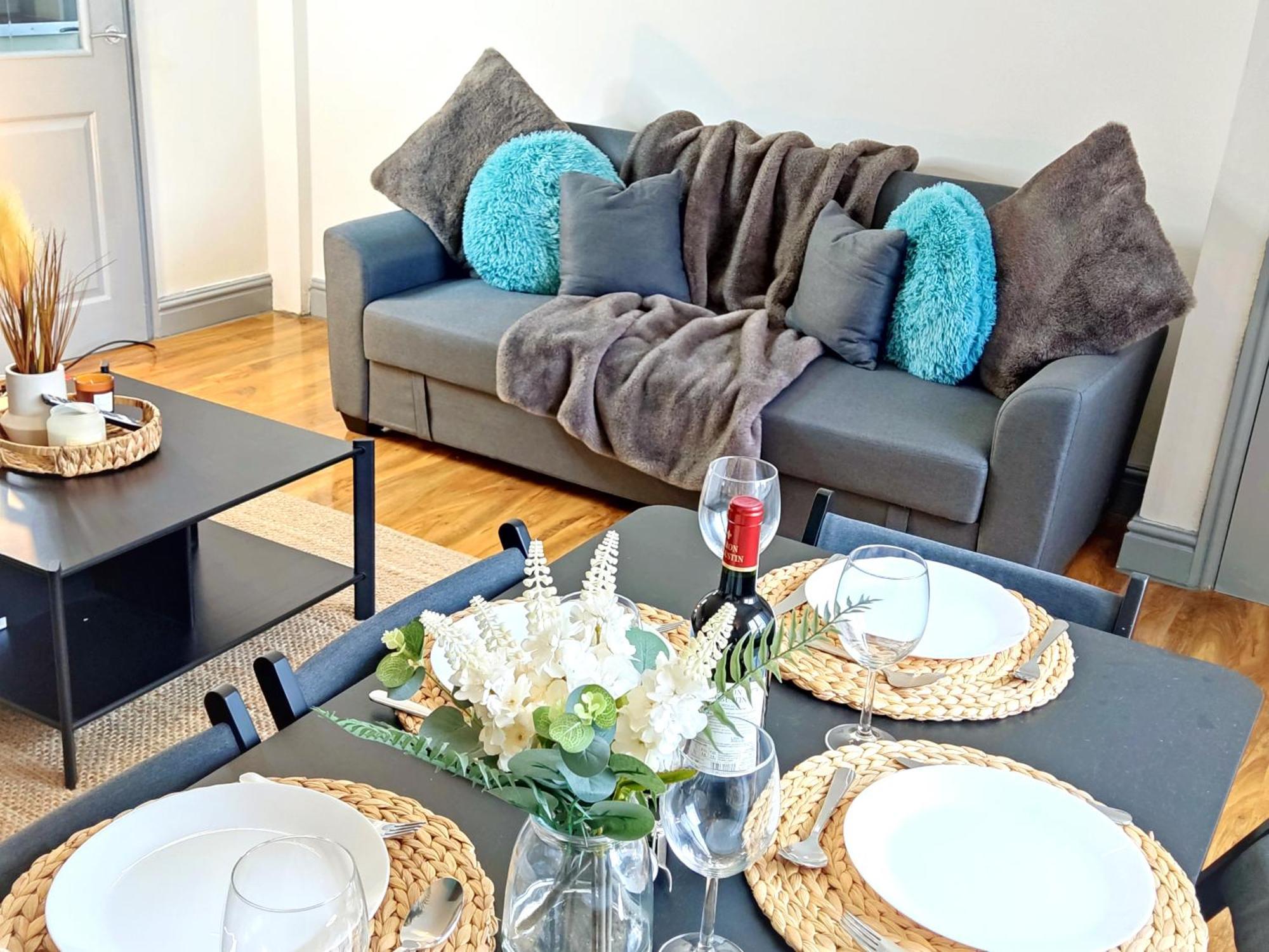 Comfortable 3 Bedrooms Leeds Beach House - Ideal For Family And Contractors - Free Parking For 2 Cars المظهر الخارجي الصورة