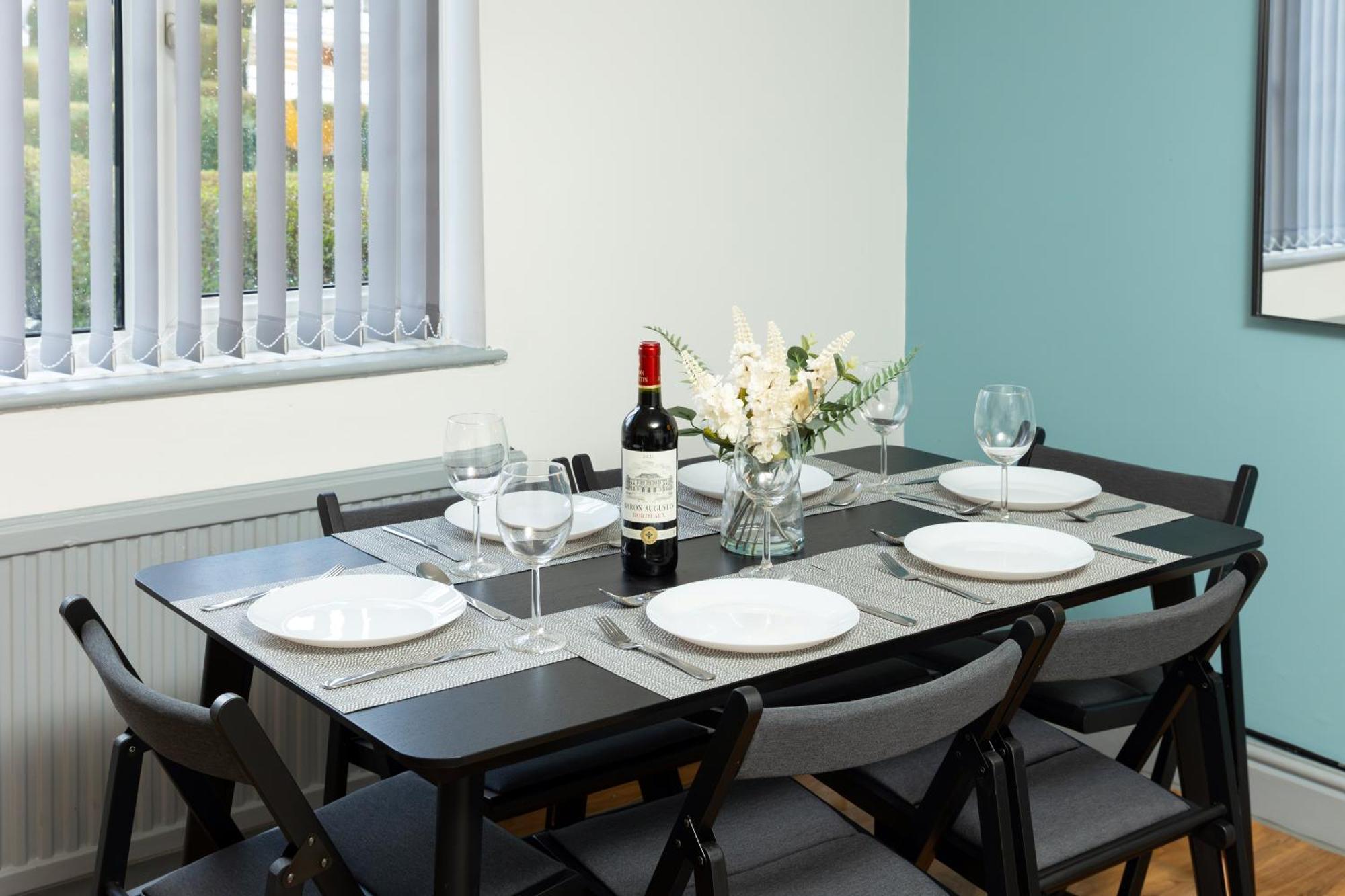 Comfortable 3 Bedrooms Leeds Beach House - Ideal For Family And Contractors - Free Parking For 2 Cars المظهر الخارجي الصورة