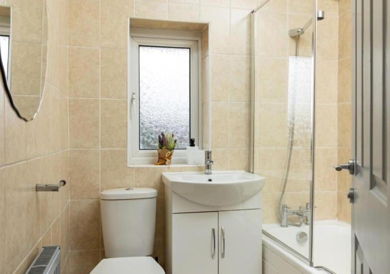 Comfortable 3 Bedrooms Leeds Beach House - Ideal For Family And Contractors - Free Parking For 2 Cars المظهر الخارجي الصورة
