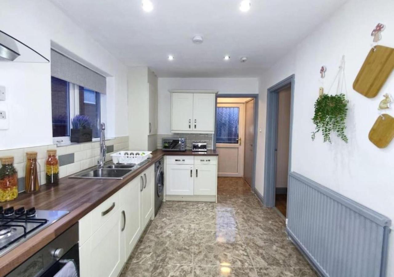Comfortable 3 Bedrooms Leeds Beach House - Ideal For Family And Contractors - Free Parking For 2 Cars المظهر الخارجي الصورة