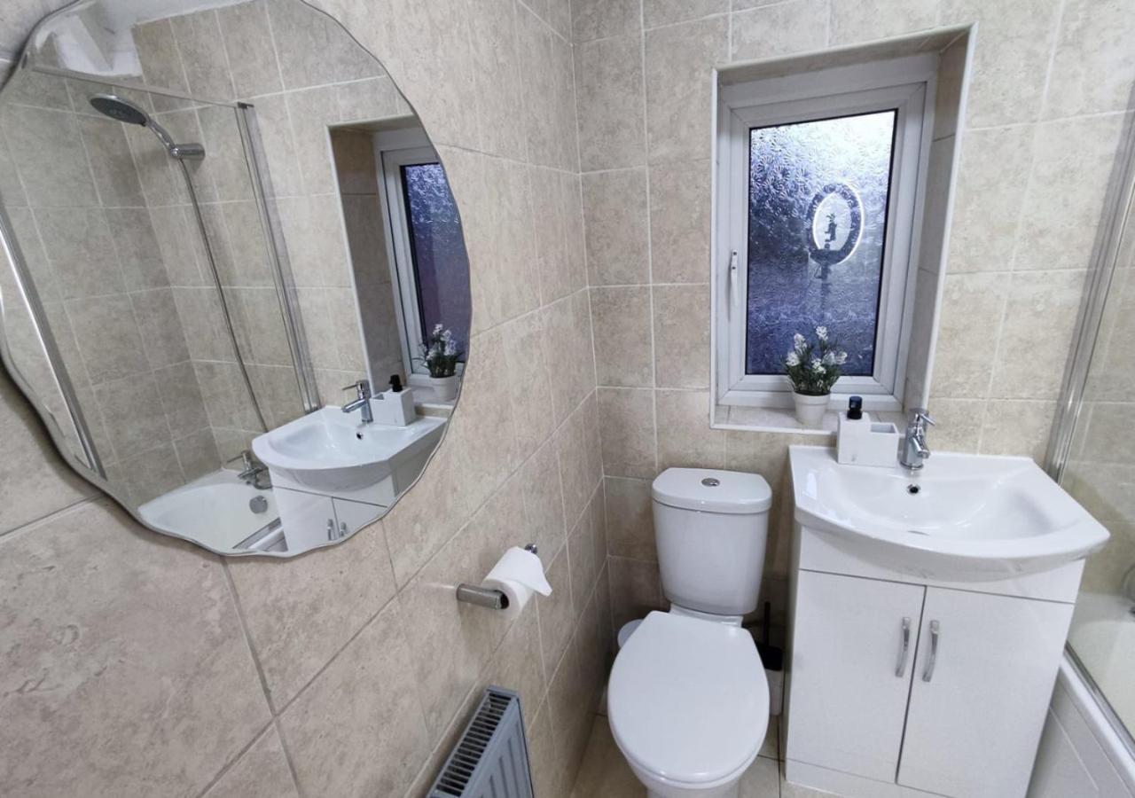 Comfortable 3 Bedrooms Leeds Beach House - Ideal For Family And Contractors - Free Parking For 2 Cars المظهر الخارجي الصورة