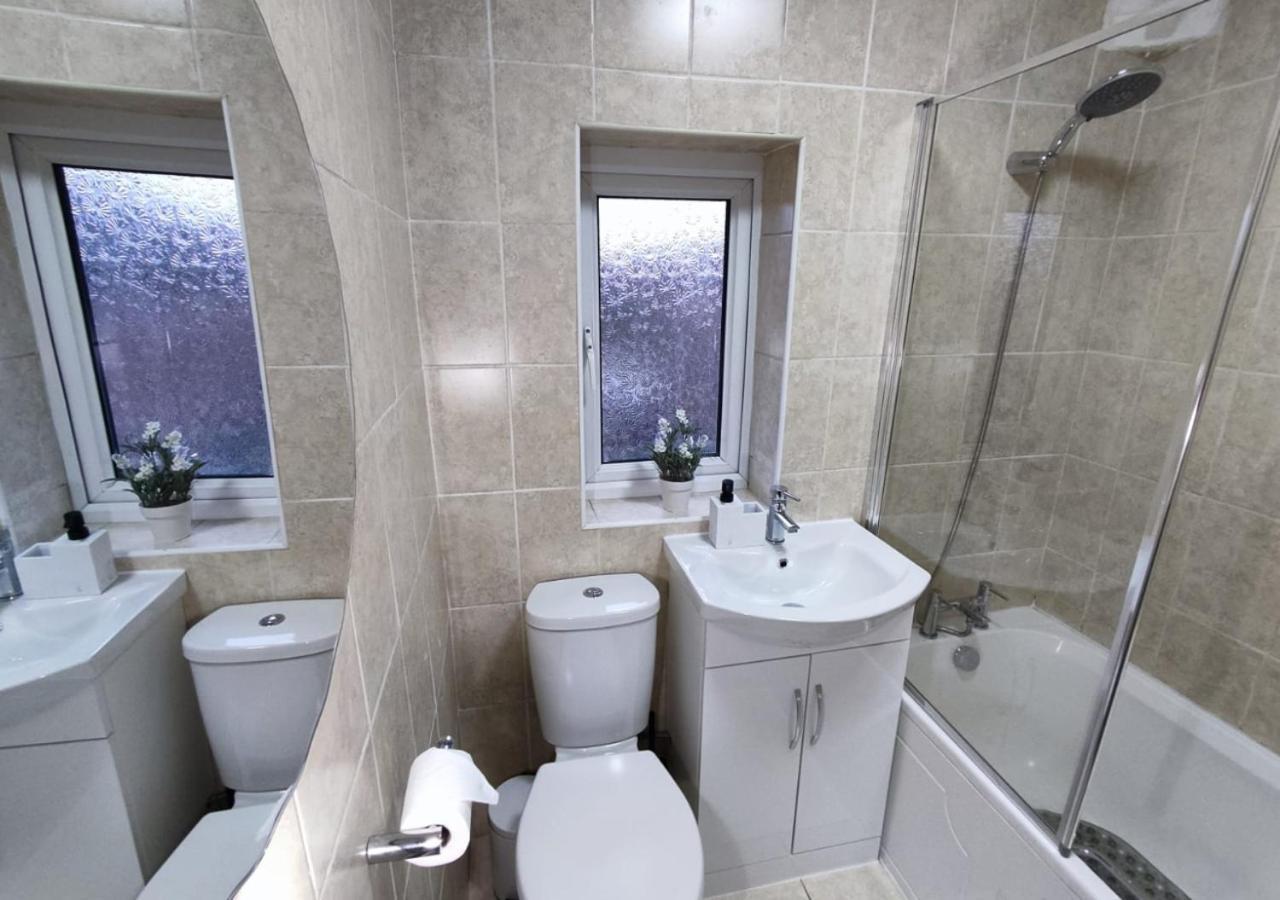 Comfortable 3 Bedrooms Leeds Beach House - Ideal For Family And Contractors - Free Parking For 2 Cars المظهر الخارجي الصورة