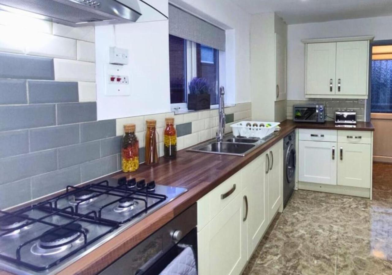 Comfortable 3 Bedrooms Leeds Beach House - Ideal For Family And Contractors - Free Parking For 2 Cars المظهر الخارجي الصورة